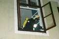 Atemschutztrupp ffnet Fenster zur Belftung.